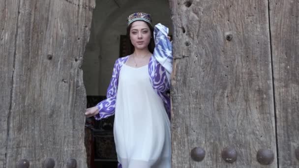 Młoda Kobieta Długimi Włosami Krótkiej Białej Sukience Orientalnym Szlafroku Tle — Wideo stockowe