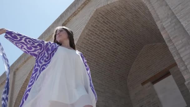 Молодая Женщина Длинными Волосами Коротком Белом Платье Восточном Халате Шапке — стоковое видео