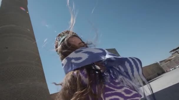 흰옷을 여자와 아래서 동양의 느리게 우즈베키스탄 — 비디오