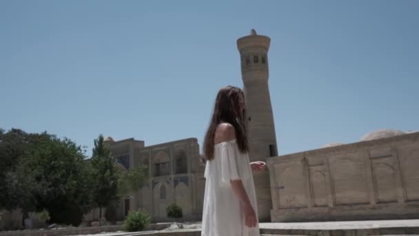 Mujer Joven Camina Con Pelo Que Fluye Vestido Blanco Claro — Vídeo de stock