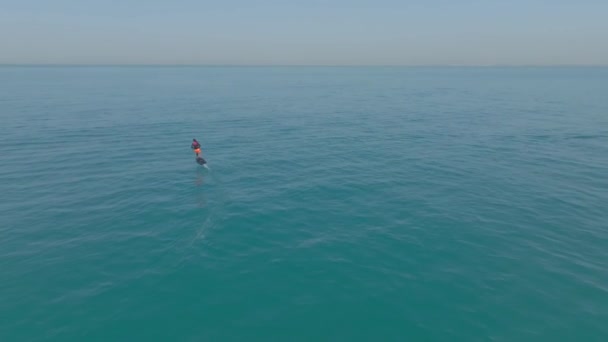 Dron Przelatuje Nad Człowiekiem Pływającym Elektrycznej Tablicy Foliowej Otwartym Morzu — Wideo stockowe
