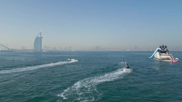 阿拉伯联合酋长国迪拜 3月20日2023 一架无人驾驶飞机飞越了在游艇旁边的海面上乘坐喷气式滑翔机的人们 空中景观 慢动作 — 图库视频影像