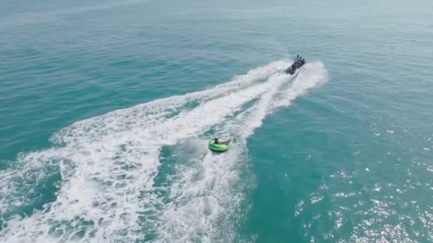 Дубай Оаэ 2023 Беспилотник Пролетает Над Человеком Плывущим Гидроцикле Тянет — стоковое видео