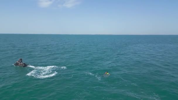 阿拉伯联合酋长国迪拜 3月20日2023 一架无人驾驶飞机在滑水滑过海面的喷气式滑雪板上飞驰而过 慢动作 — 图库视频影像