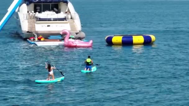 Dubai Uae 2023 Drone Flies Pair Young People Sailing Sup — Stock Video