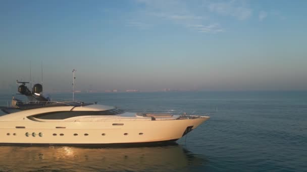 Dron Létá Kolem Luxusní Soukromé Jachty Stojící Klidném Moři Letecký — Stock video