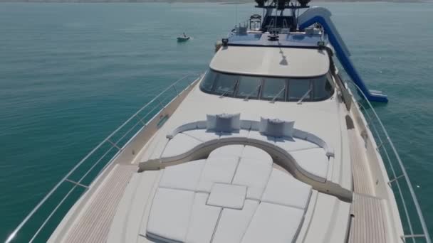 Dron Lata Wokół Luksusowego Prywatnego Jachtu Stojącego Morzu Tle Drapaczy — Wideo stockowe