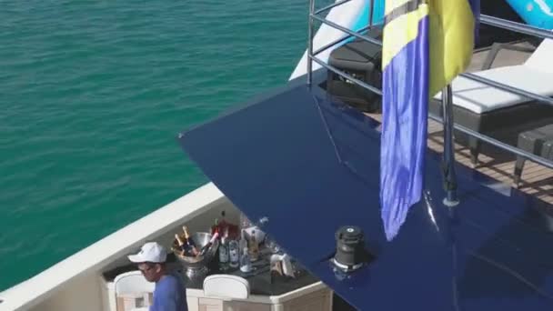 アラブ首長国連邦 ドバイ 2023 ドローンは晴れた日に海を航行するヨットの周りを飛ぶ エアリアルビュー スローモーション クローズアップ — ストック動画