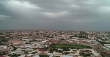 Bir İHA, Buhara 'daki eski şehirle birlikte, Talipach kapısının yanındaki kanalda suyla uçuyor. Özbekistan, Hava Görünümü.