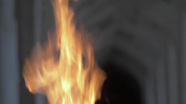 Oheň Suchých Větví Hořících Noci Staré Budově Arabského Stylu Zpomalený — Stock video