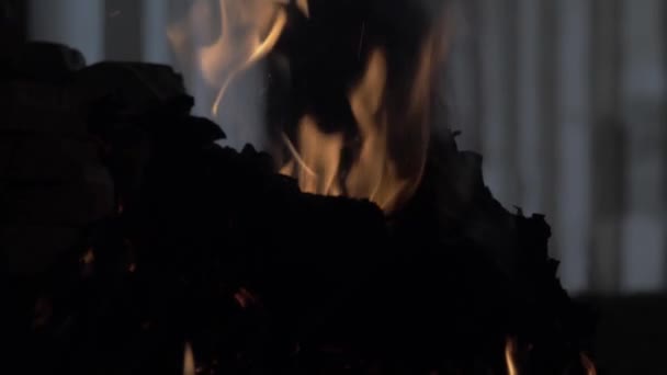 東洋風の古代の建物で夜に乾燥したベットの火の中で燃えるオープン本 スローモーション クローズアップ — ストック動画