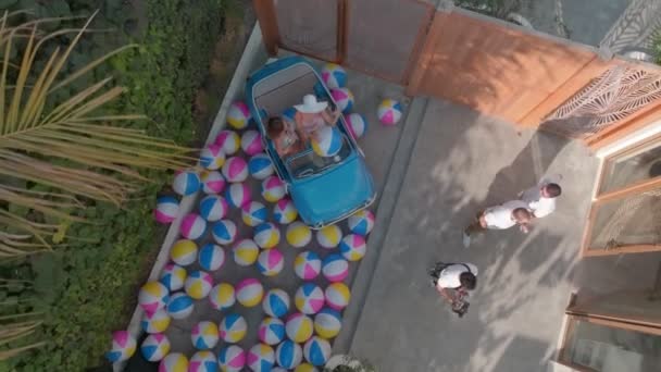 Дрони Пролітають Вузькою Вулицею Нічному Клубі Заповненому Надувними Багатокольоровими Кульками — стокове відео