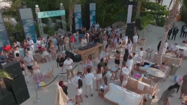 Dubai Uae 2023 Drone Flies Console Beach Party Nightclub Aerial — Stock Video