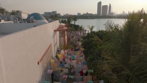 아랍에미리트의 2023 드론은 해변에 의열린 계단을 공중에서 — 비디오