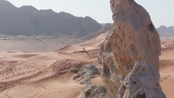 Ένας Άντρας Ρούχα Σαμάνου Περπατάει Στην Άμμο Της Ερήμου Ένα — Αρχείο Βίντεο