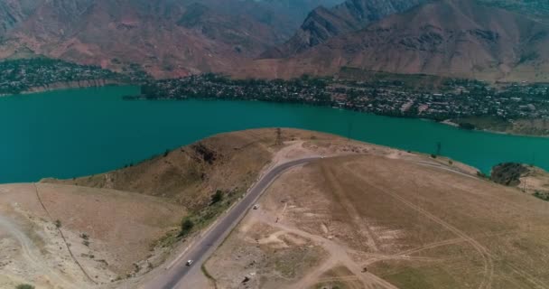 Panorama Dron Lago Montaña Rodeado Montañas Día Sin Nubes Vista — Vídeos de Stock