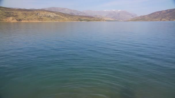 Глубокое Горное Озеро Окруженное Скалами Облачный День Медленное Движение — стоковое видео