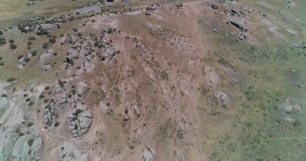 一架无人驾驶飞机在山间的山路上飞行 空中景观 慢动作 — 图库视频影像