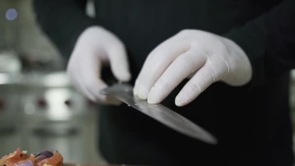 Ein Koch Weißen Handschuhen Schneidet Mit Einem Messer Knoblauch Auf — Stockvideo