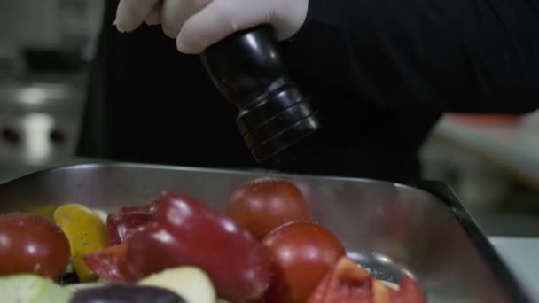 Szef Kuchni Białych Rękawiczkach Papryka Warzywa Pokrojone Krzaki Młyna Ręcznego — Wideo stockowe