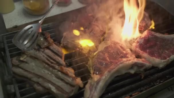Chef Toca Voltea Trozos Carne Parrilla Cámara Lenta Primer Plano — Vídeo de stock