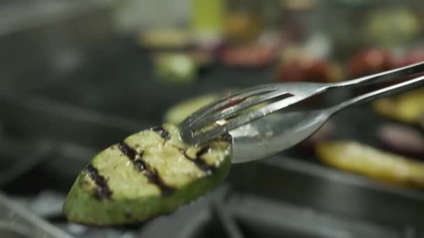 Chef Transfiere Las Verduras Asadas Parrilla Recipiente Grande Con Pinzas — Vídeos de Stock