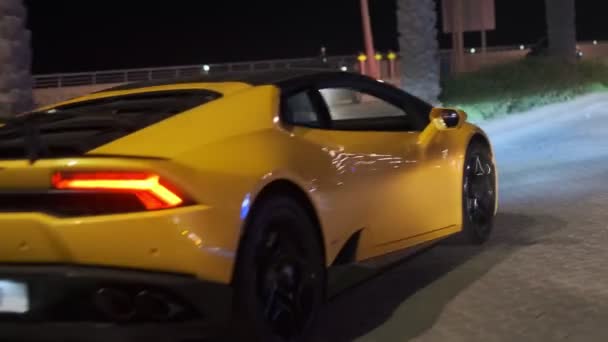 Dubai Bir Gece Sokağında Spor Prim Sarı Araba Yavaş Çekim — Stok video