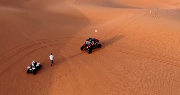 Drone Voa Sobre Grupo Atvs Areia Deserto Vista Aérea — Vídeo de Stock