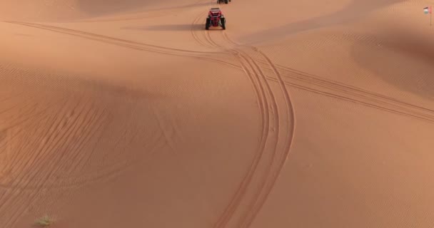 Dron Przelatuje Nad Quadami Szkoląc Się Pustynnych Piaskach Zea Widok — Wideo stockowe