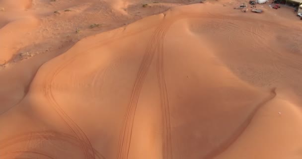 Drone Voa Sobre Escavações Areia Deserto Nos Emirados Árabes Unidos — Vídeo de Stock