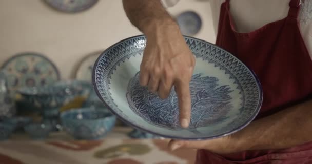 Maître Artiste Céramiste Tient Dans Ses Mains Montre Produit Fini — Video