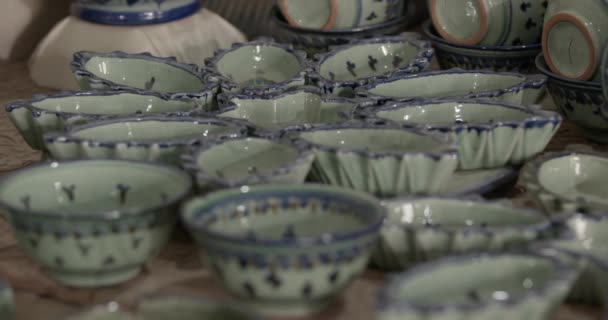 Kész Kerámiatermékek Panorámája Kiállítóteremben Egy Kerámiaművész Műtermében Egy Asztalon Áll — Stock videók