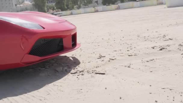 Дорогостоящий Красный Спортивный Автомобиль Едет Песку Пляжа Фоне Небоскребов Дубая — стоковое видео