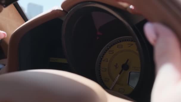 Jovem Mulher Dirigindo Carro Esporte Caro Movimento Lento — Vídeo de Stock