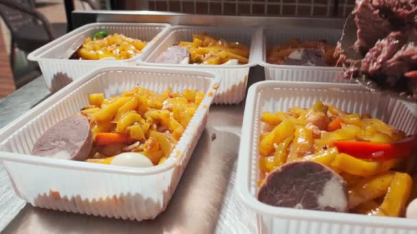 Chef Presenta Carne Cocida Recipientes Plástico Con Pilaf Uzbeko Primer — Vídeos de Stock