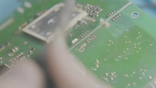 Mestre Ferro Solda Soldou Componentes Eletrônicos Uma Placa Computador Fechar — Vídeo de Stock