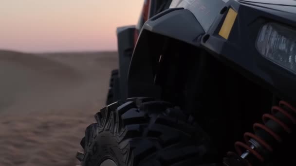 Een Buggy Staat Een Zandduin Woestijn Van Dubai Sluiten Slow — Stockvideo