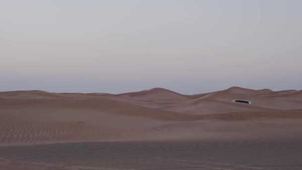 Караван Белых Внедорожников Проезжает Песчаным Дюнам Пустыни Slow Motion — стоковое видео