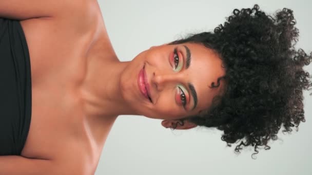 Retrato Vertical Jovem Modelo Sorridente Com Cabelo Encaracolado Estilo Afro — Vídeo de Stock