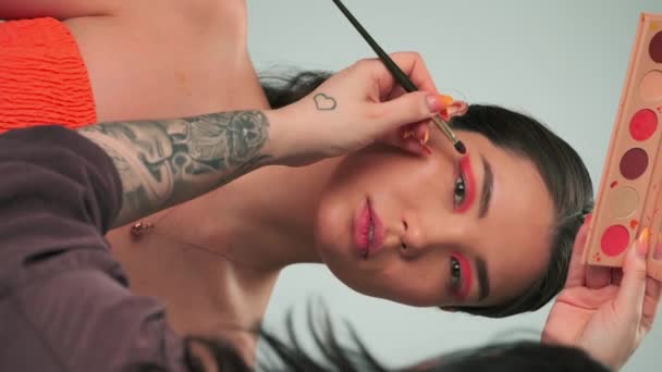 Dubai Uae 2023 Master Makes Professional Makeup Young Woman Long — Stock Video