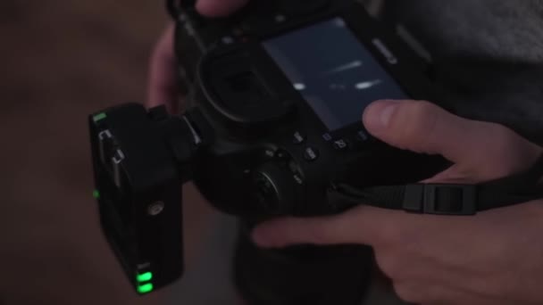 Fotograf Trzyma Kamerę Rękach Dostosowuje Zamknij Się Slow Motion — Wideo stockowe