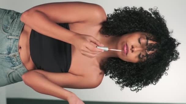 Függőleges Portré Egy Fiatal Modell Sivár Afro Haj Fényes Smink — Stock videók