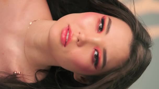 Vertikální Portrét Mladé Ženy Dlouhými Vlasy Větru Jasným Make Upem — Stock video
