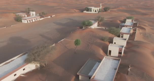 Drone Voa Através Uma Aldeia Coberta Areia Meio Deserto Vista — Vídeo de Stock
