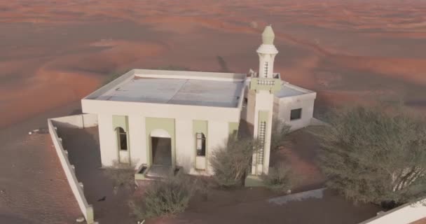 Drone Flies Small Town Minaret Covered Desert Sand Aerial View — Stock Video