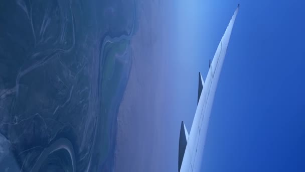 Pionowe Wideo Okna Samolotu Skrzydle Ziemi Pod Nim Widok Lotu — Wideo stockowe