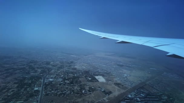 Wideo Samolotu Skrzydle Ziemia Dubaju Pod Nim Burza Pyłowa Horyzoncie — Wideo stockowe