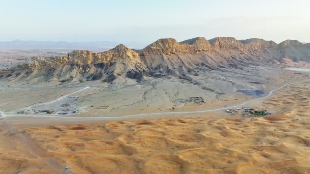 Flight Drone Rocky Ridge Sandy Desert Backdrop Setting Sun — Wideo stockowe