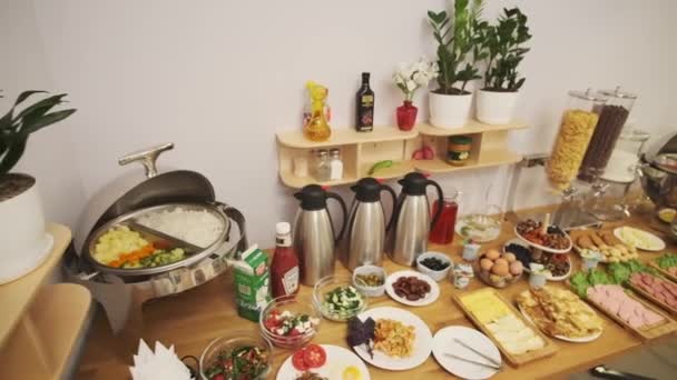 Kahvaltı Masası Küçük Bir Otelde Hazırlanır Soslar Yoğurt Salatalar Soslar — Stok video