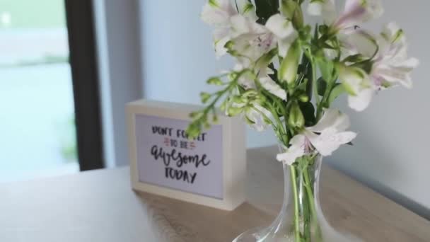 Une Carte Postale Vase Verre Avec Des Fleurs Sur Une — Video